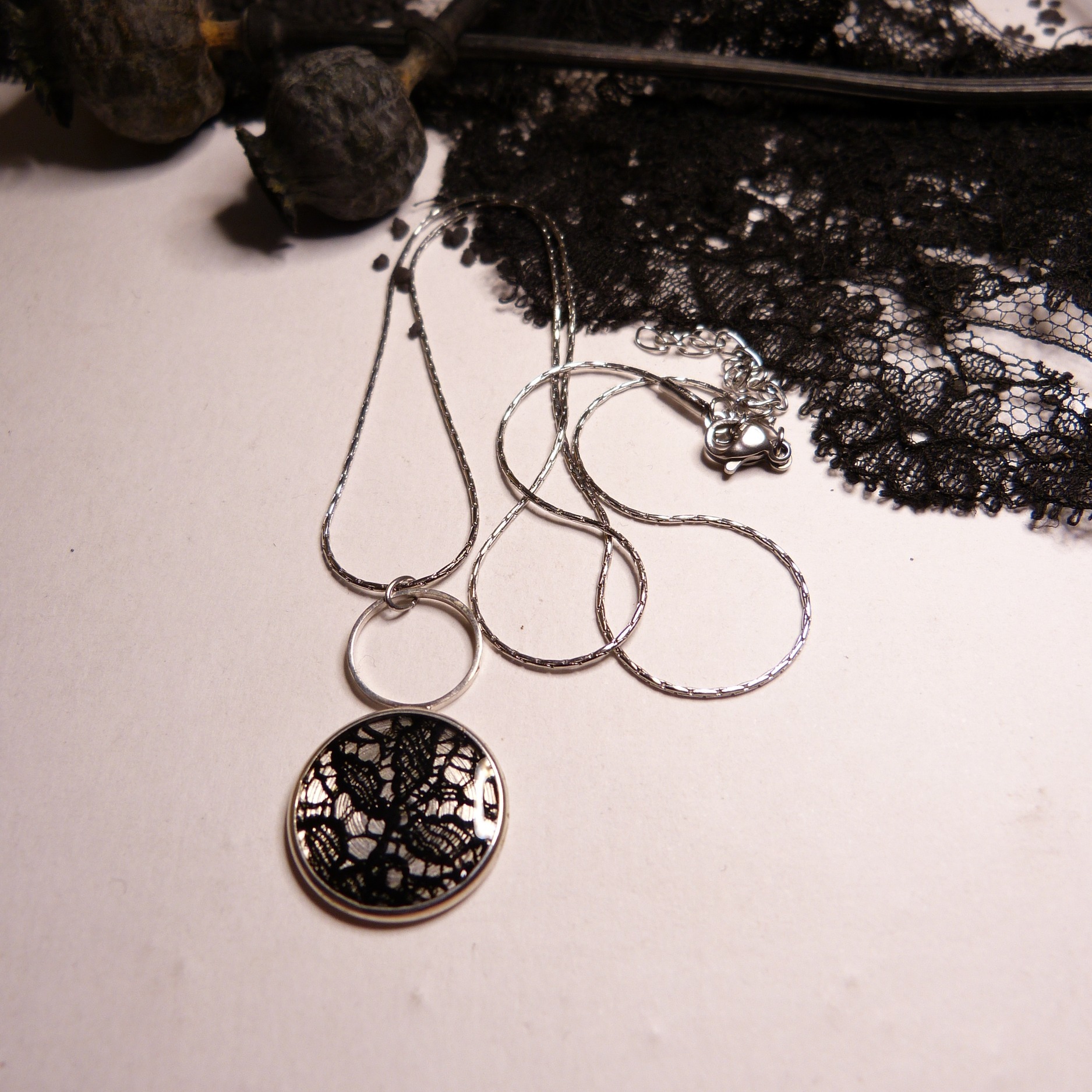 collier-argent-dentelle noire-belladone