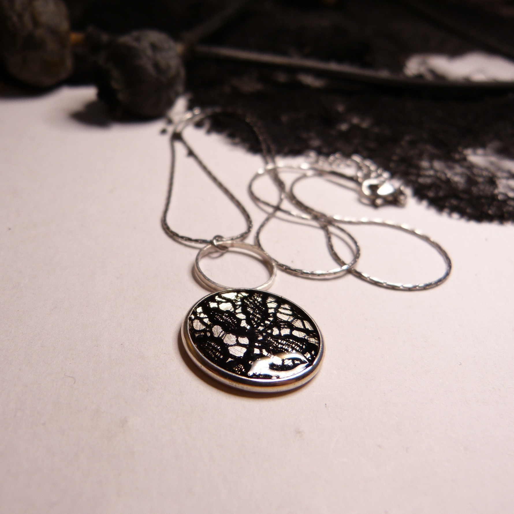 collier-argent-dentelle noire-belladone