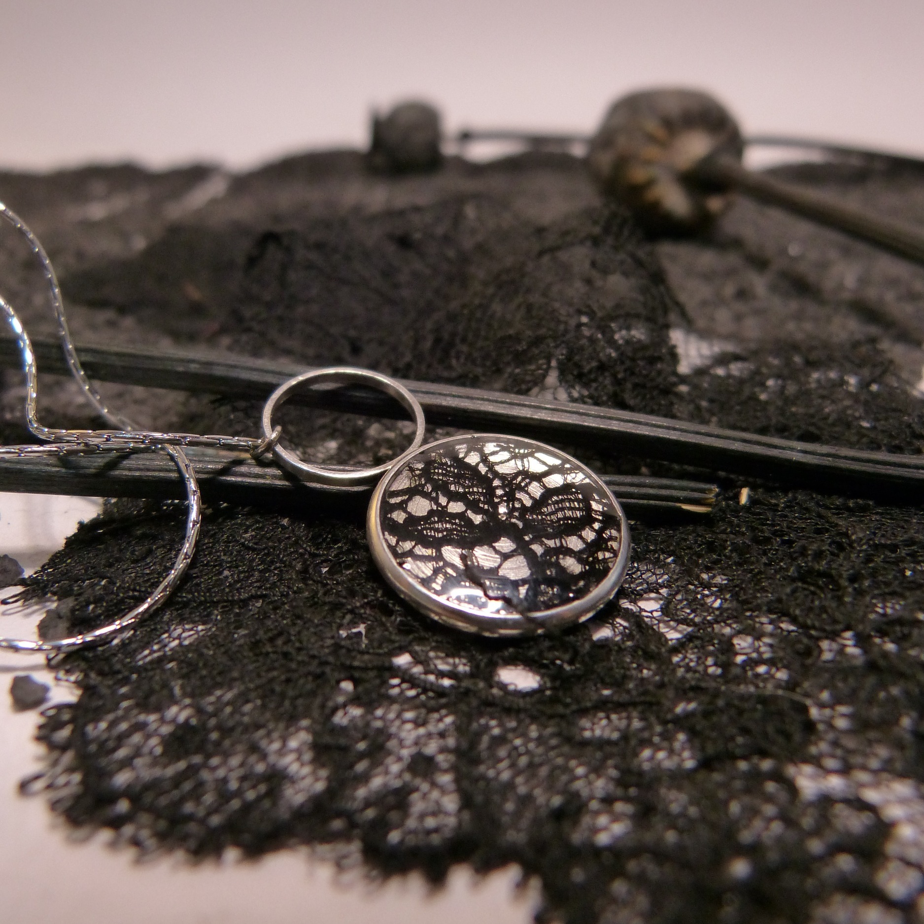 collier-argent-dentelle noire-belladone