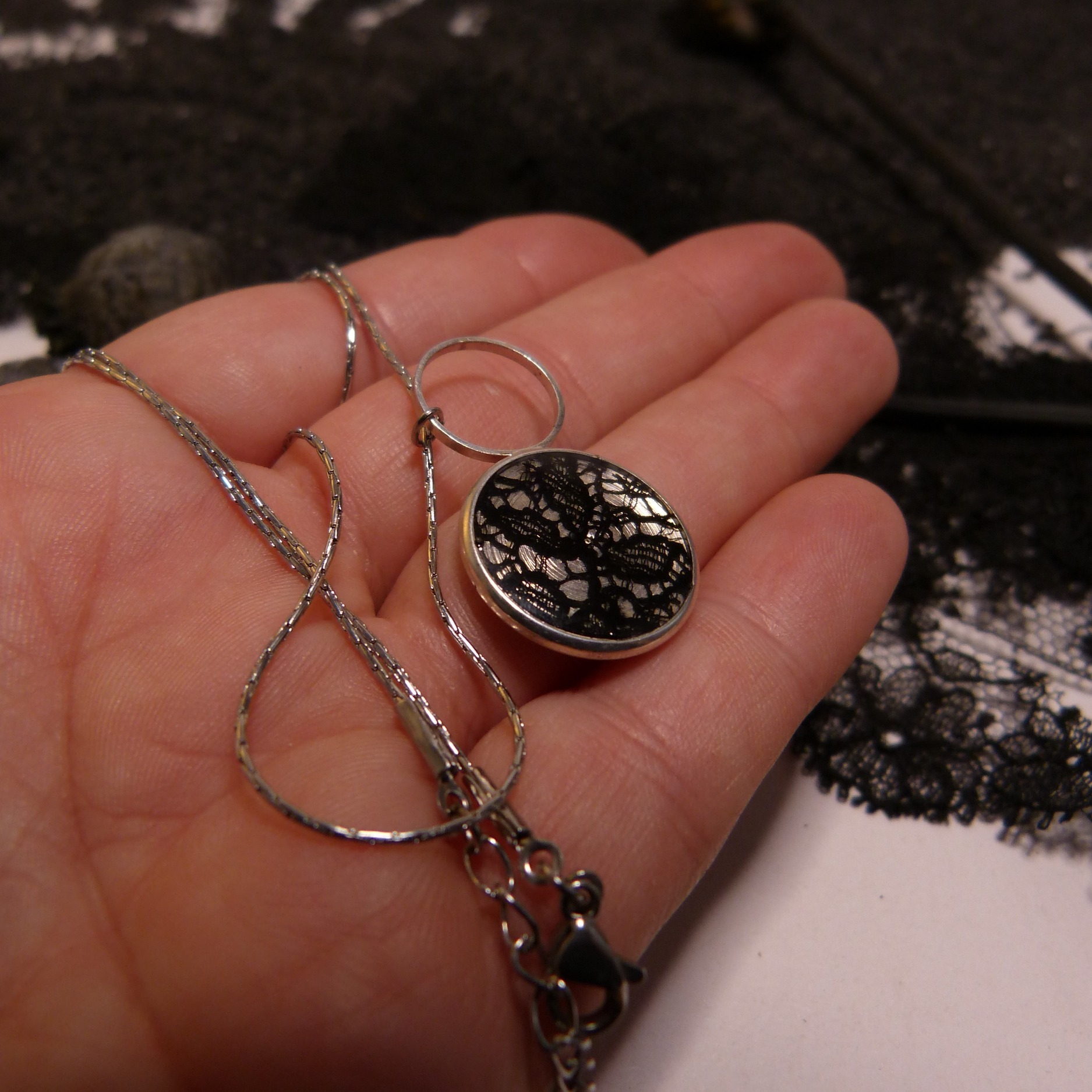 collier-argent-dentelle noire-belladone