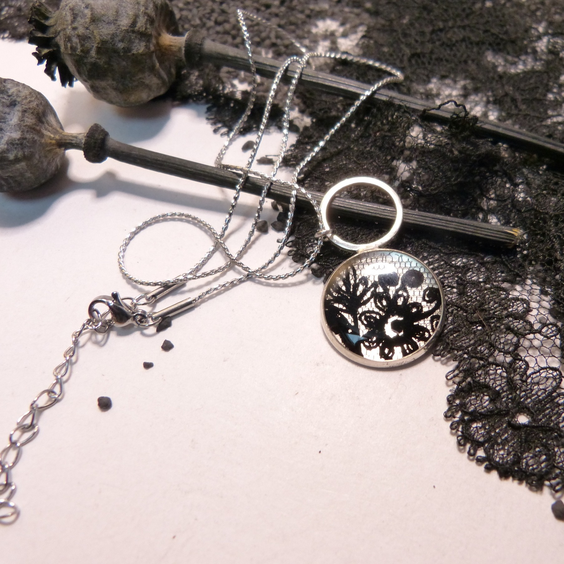 collier-argent-dentelle noire-belladone