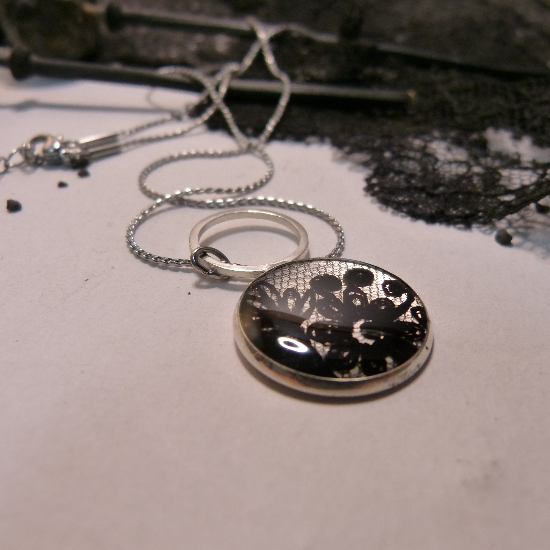 collier-argent-dentelle noire-belladone