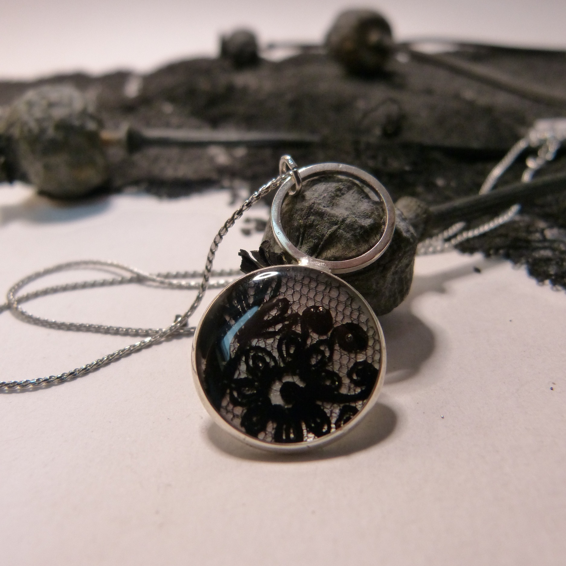 collier-argent-dentelle noire-belladone
