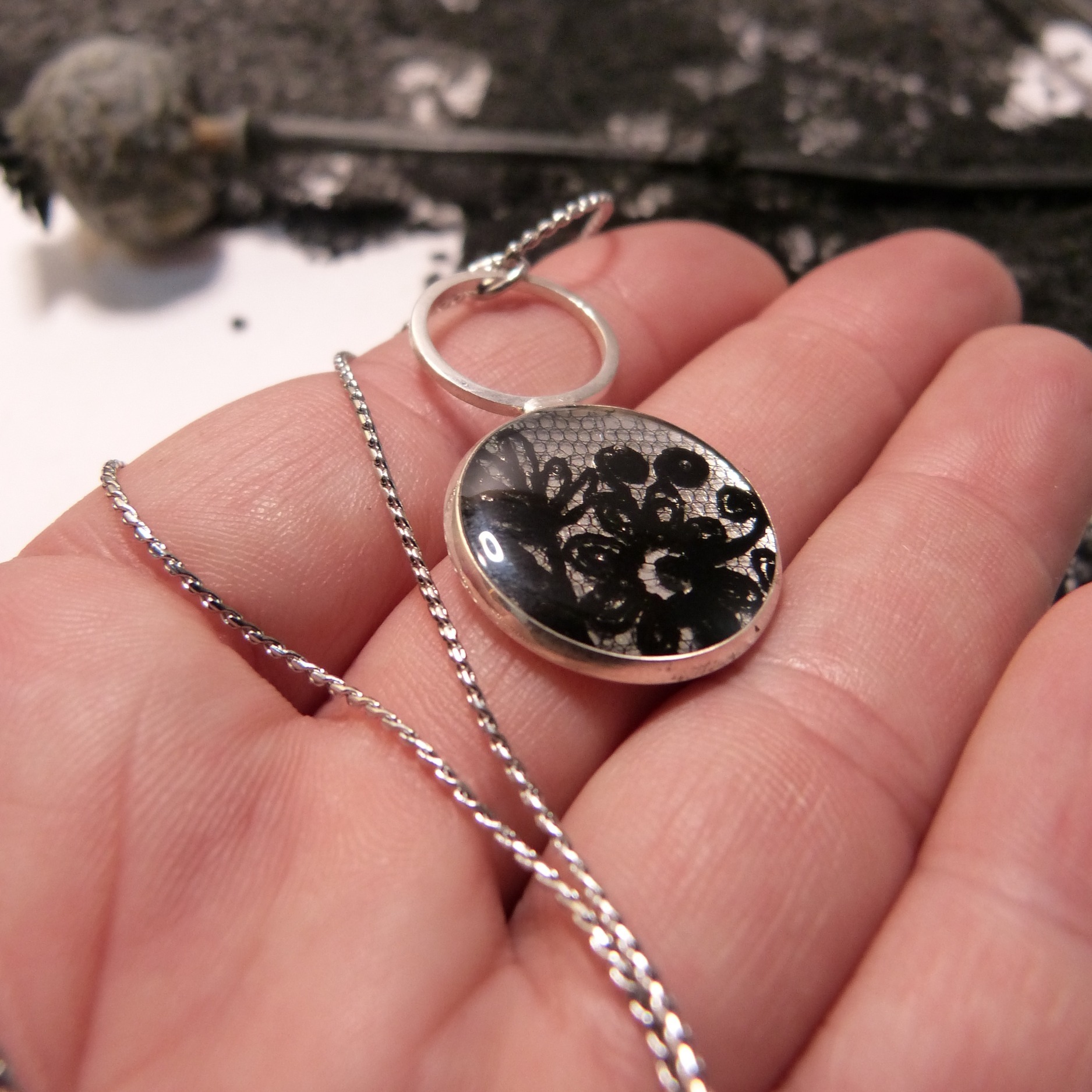 collier-argent-dentelle noire-belladone