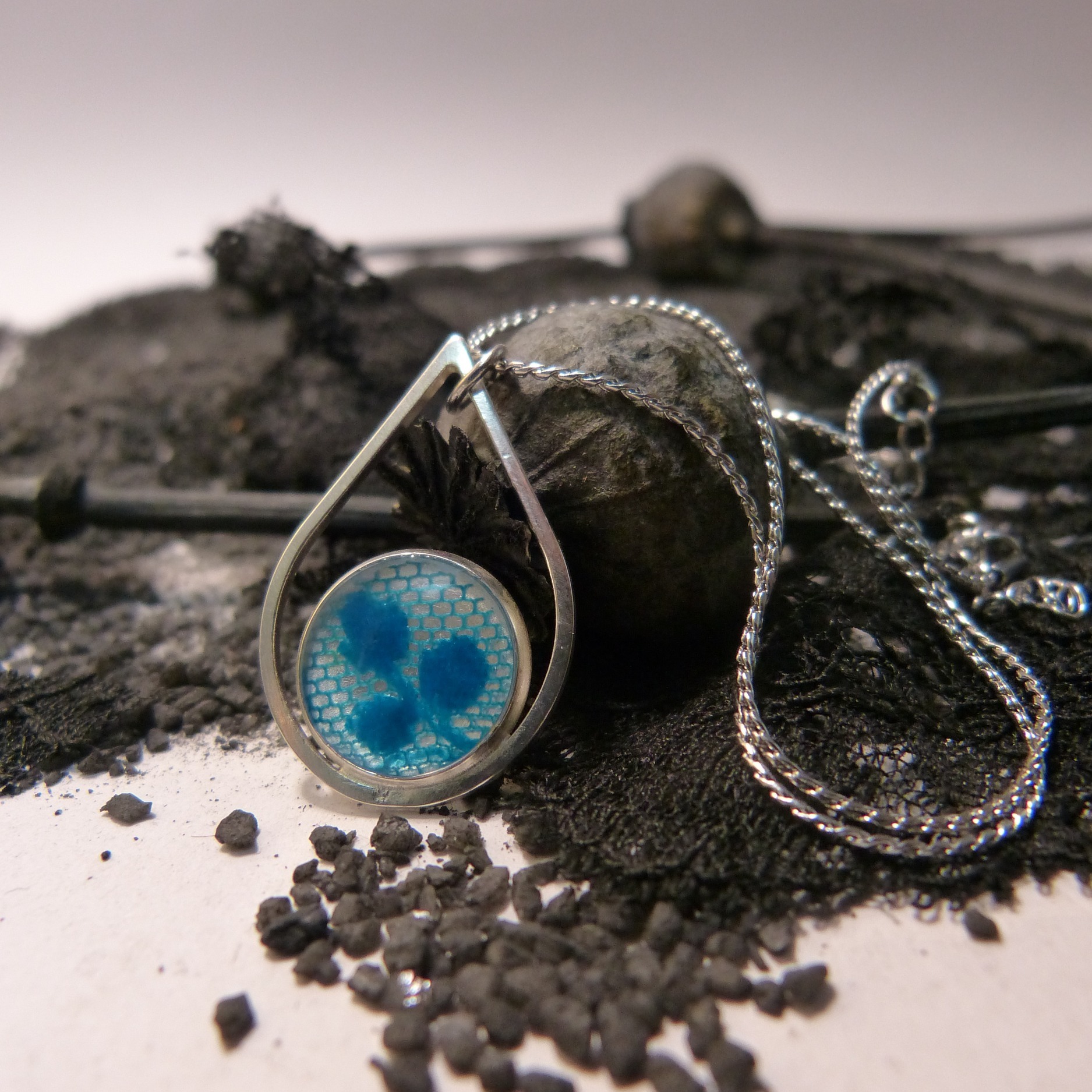 collier-argent-dentelle-bleu-belladone