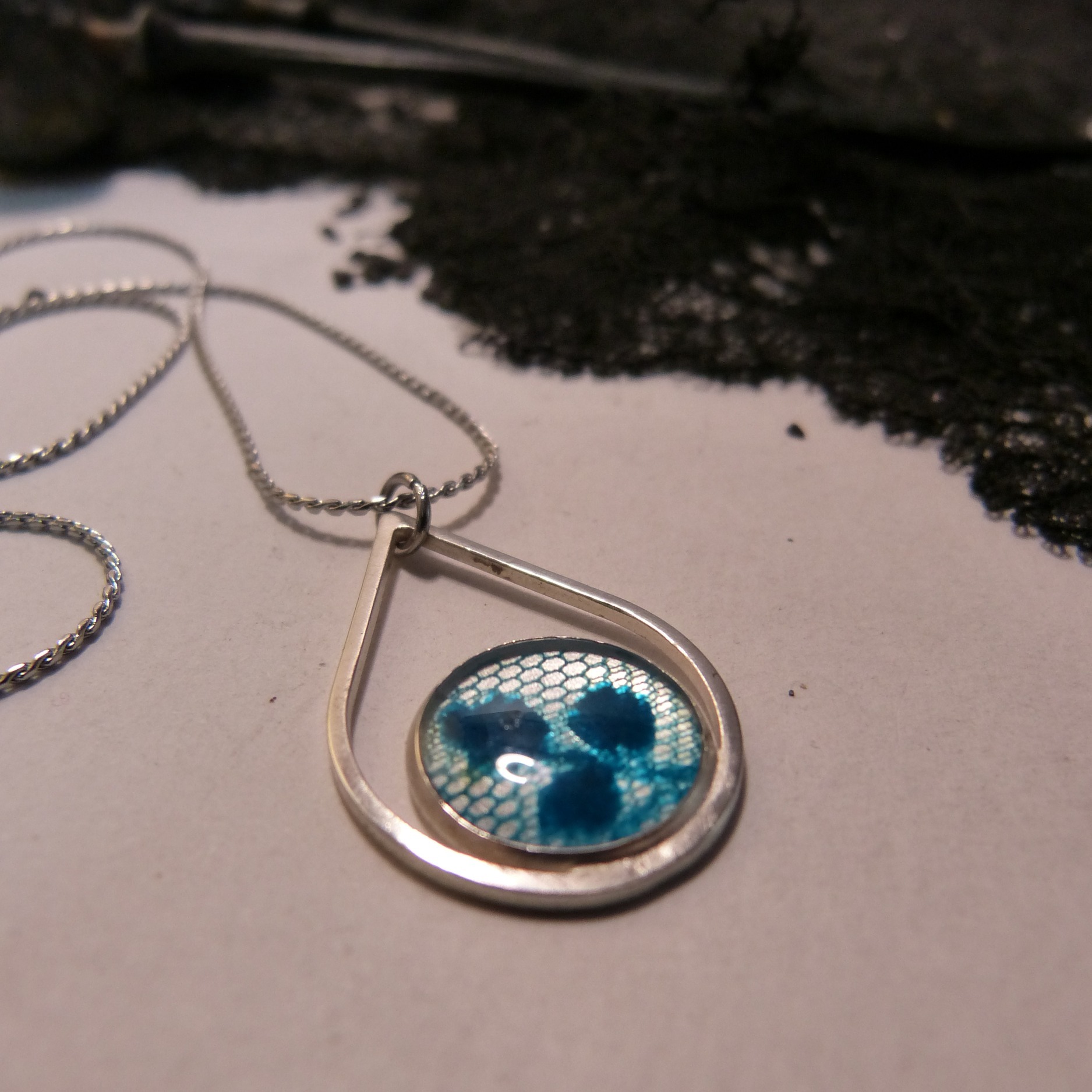 collier-argent-dentelle-bleu-belladone