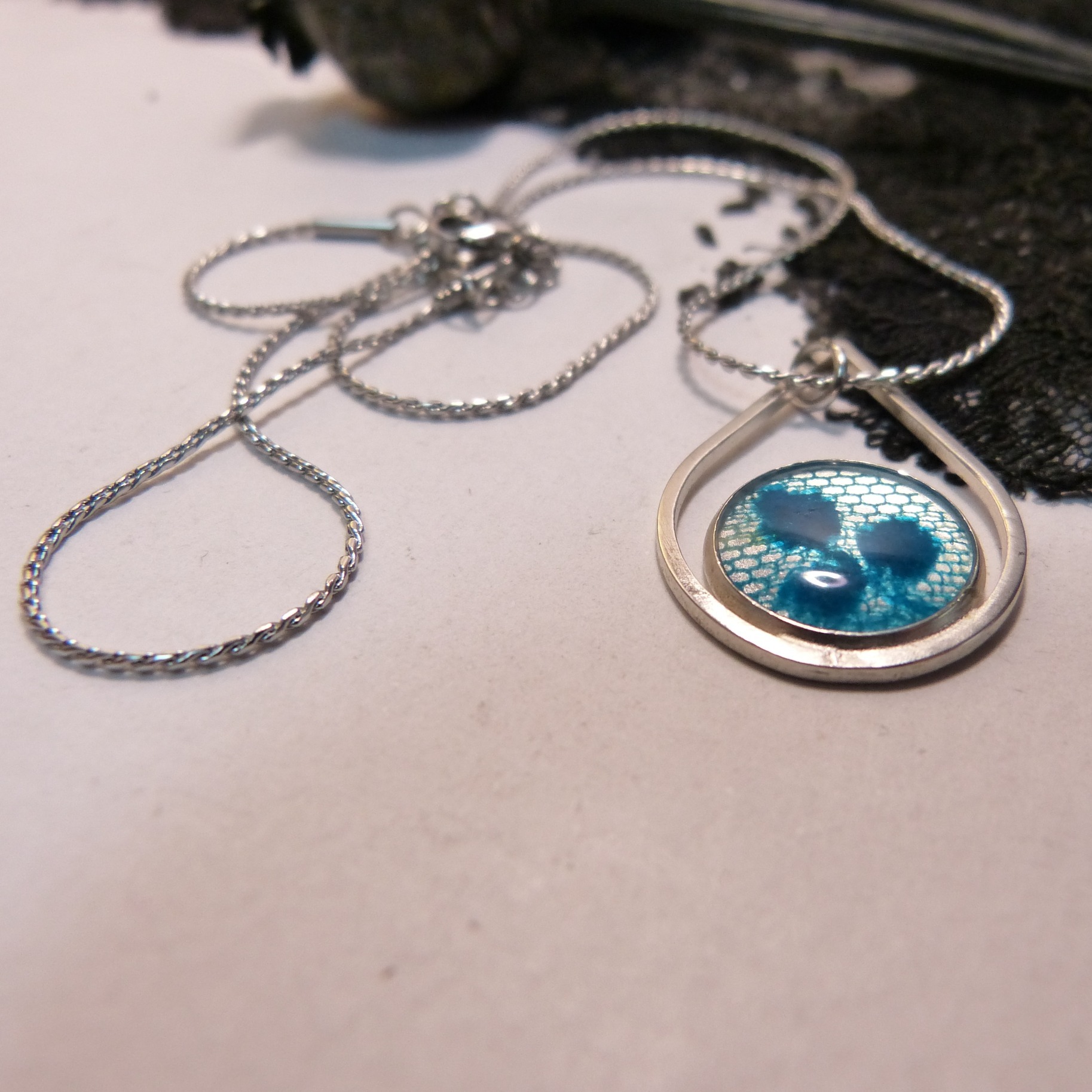 collier-argent-dentelle-bleu-belladone