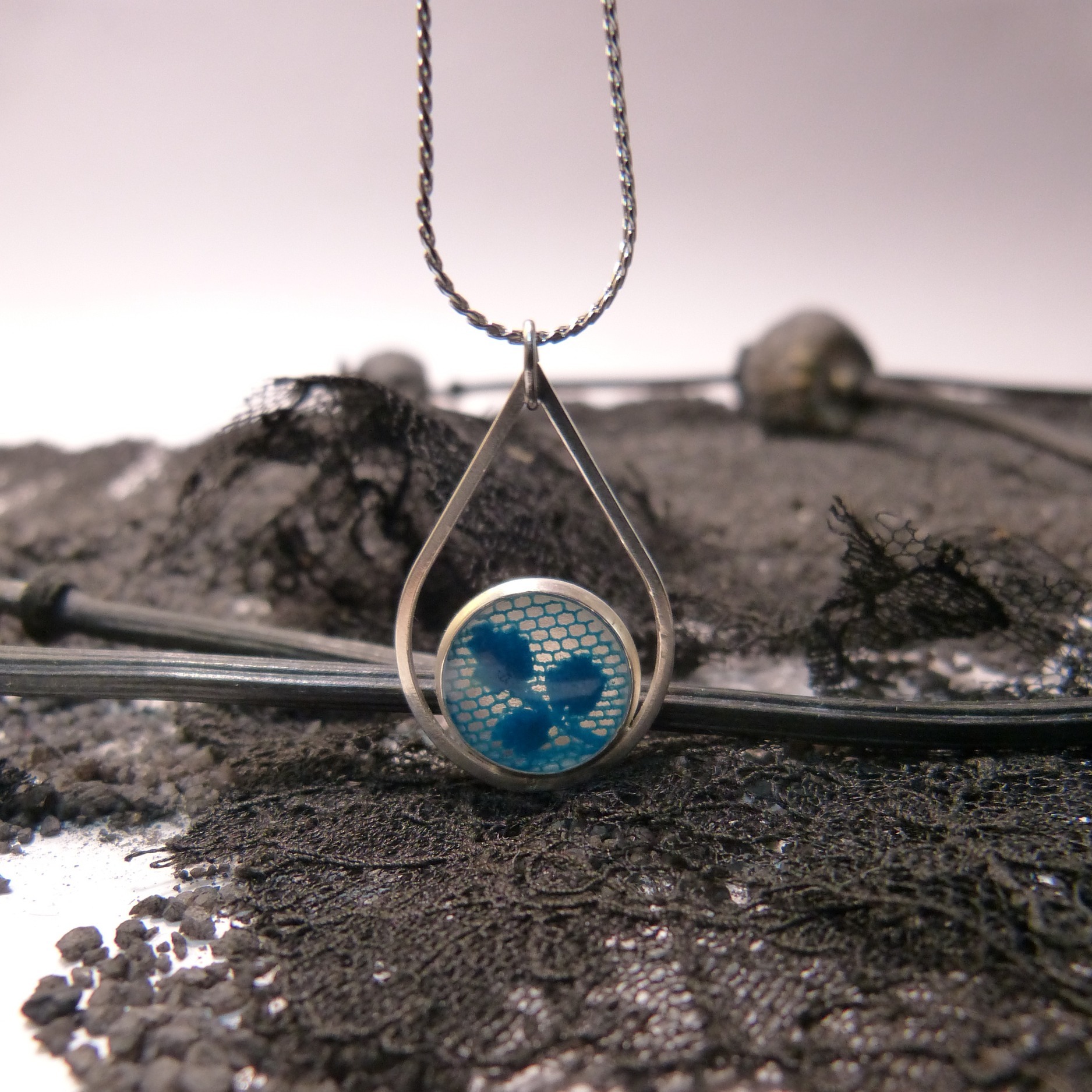 collier-argent-dentelle-bleu-belladone