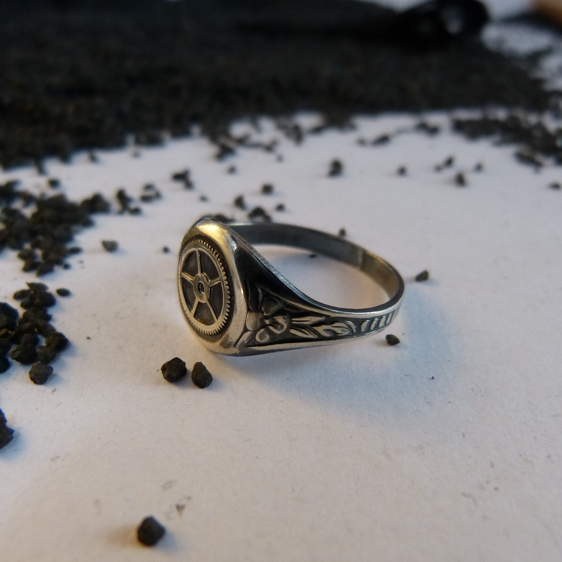 bague-engrenage-argent-persé-belladone
