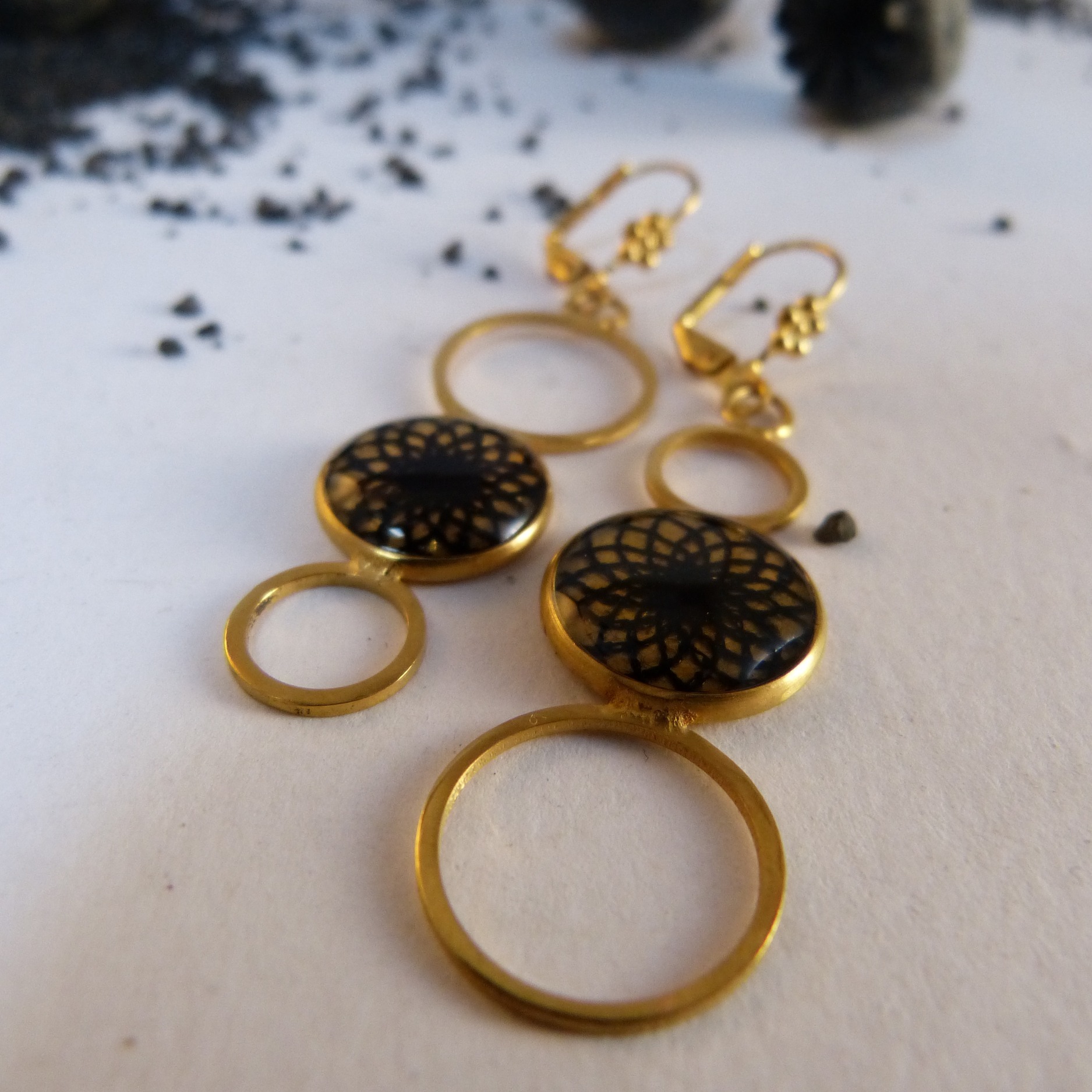 boucles-doré-dentelle-belladone