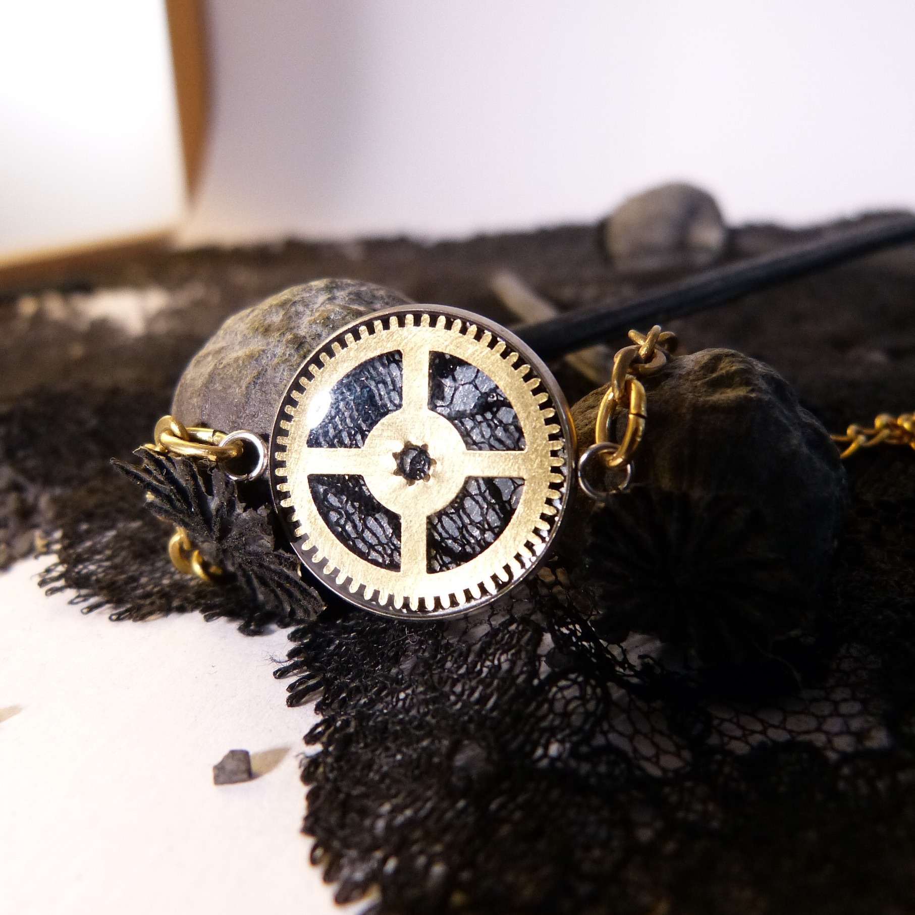 bracelet-engrenages-dentelle-belladone
