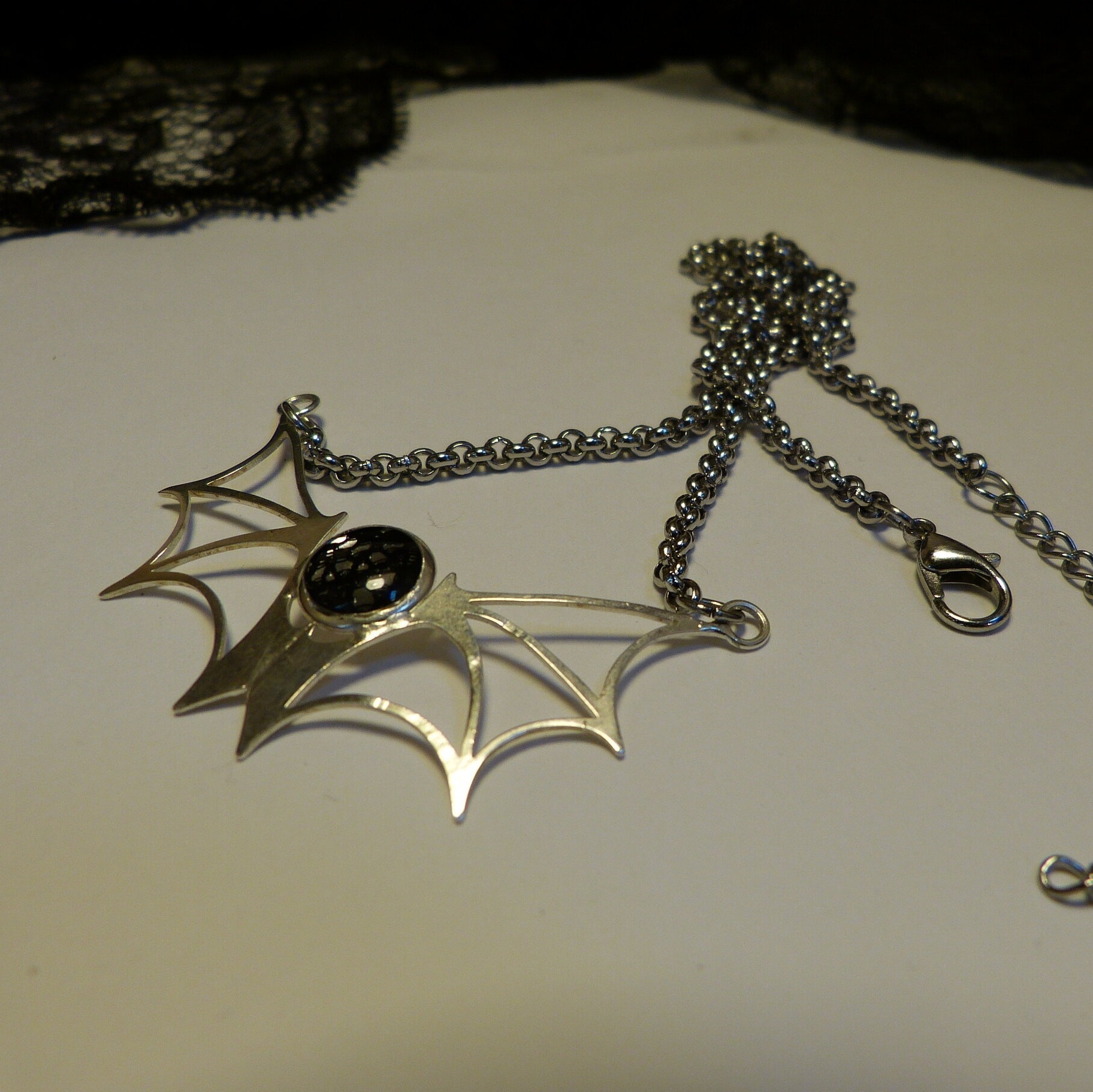 collier chauve-souris dentelle noire Belladone