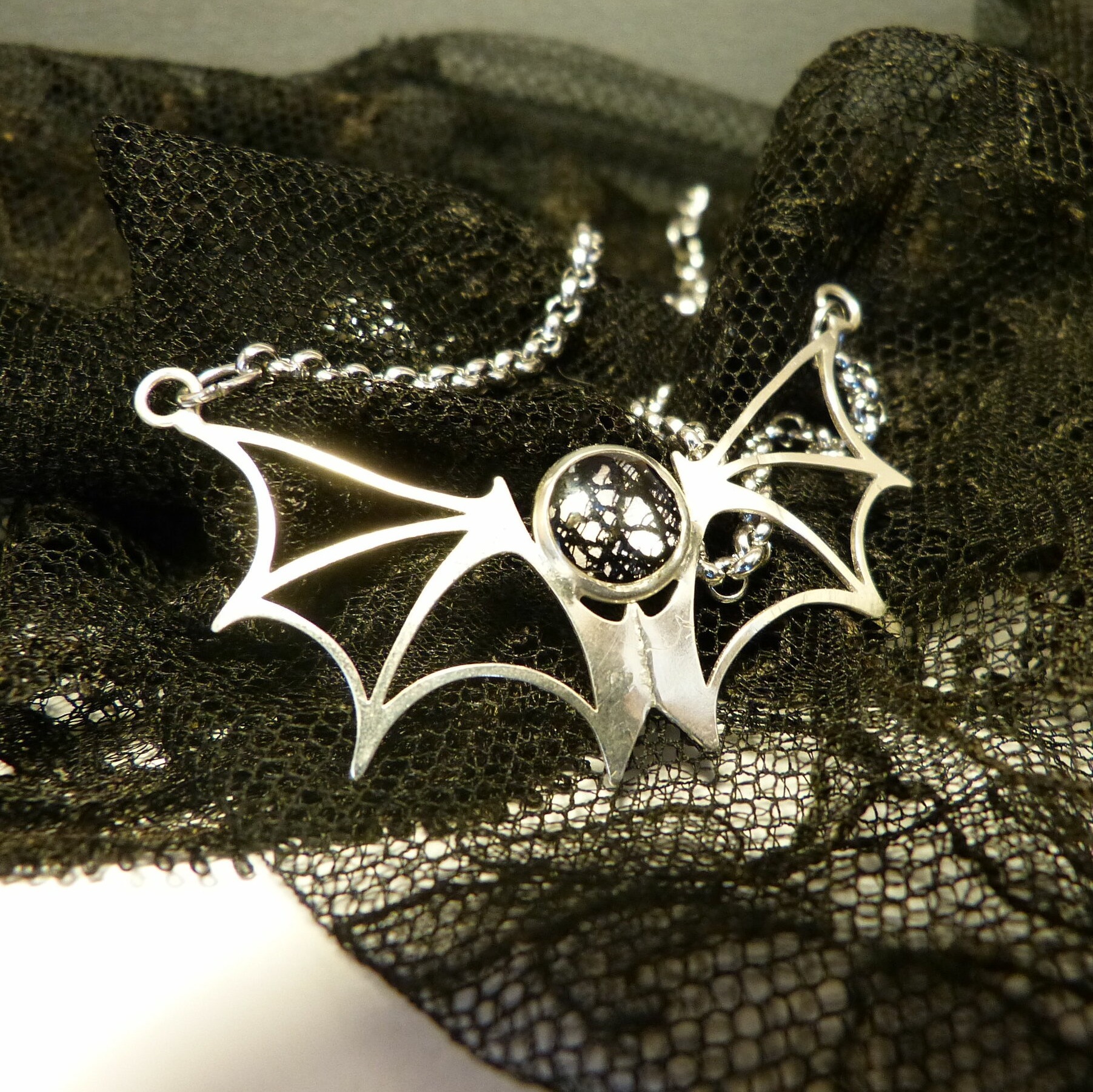 collier chauve-souris dentelle noire Belladone