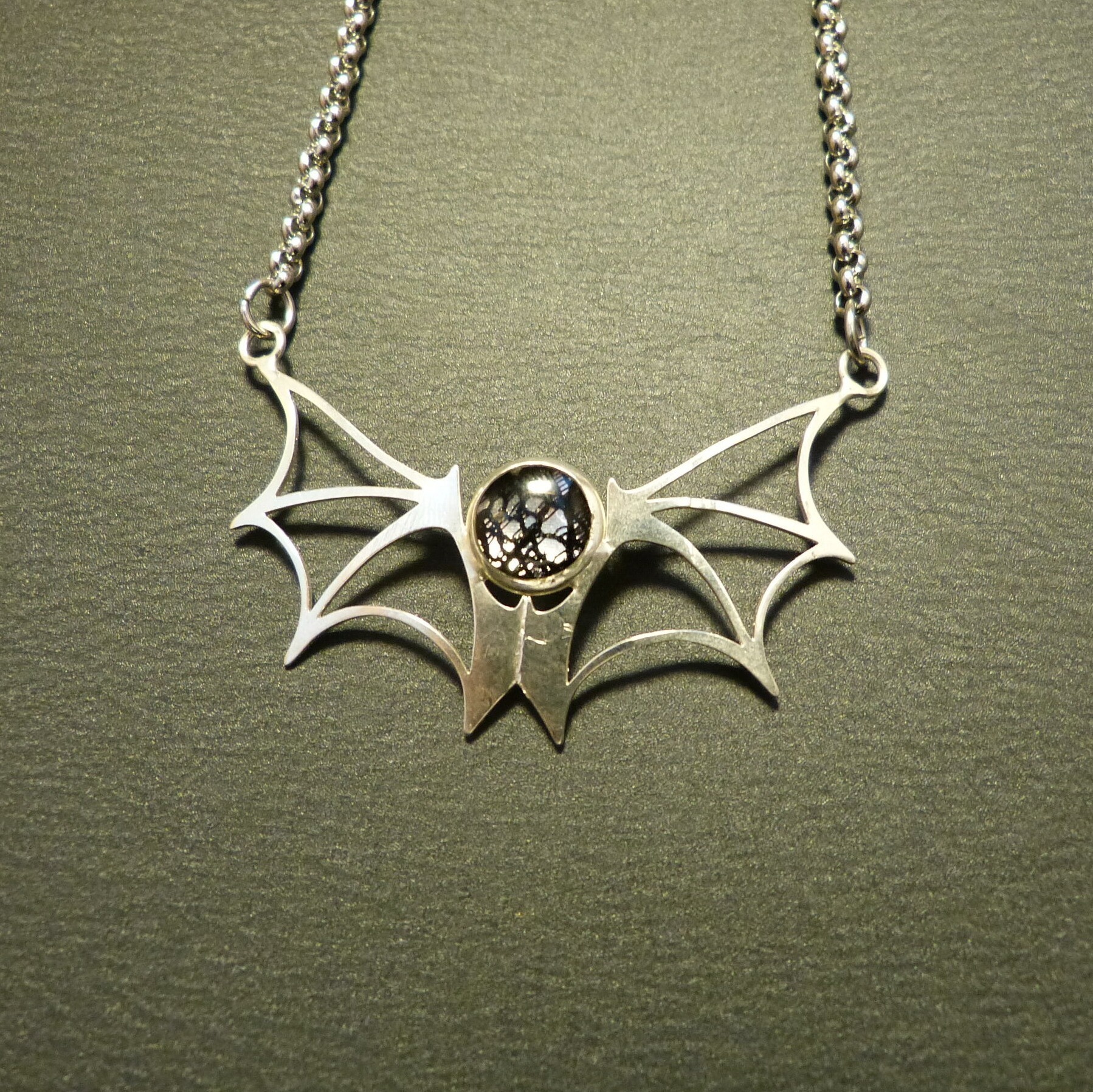 collier chauve-souris dentelle noire Belladone