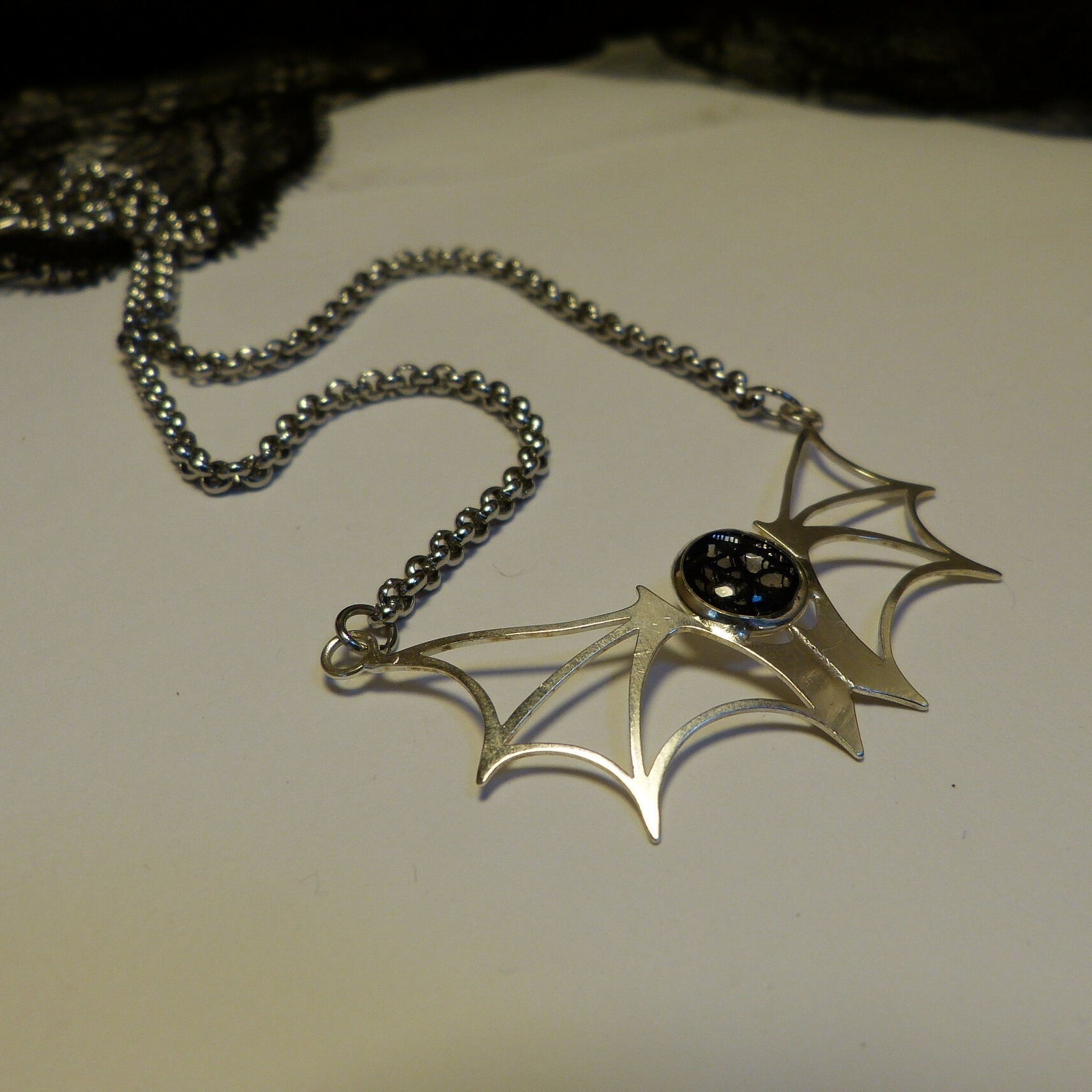 collier chauve-souris dentelle noire Belladone