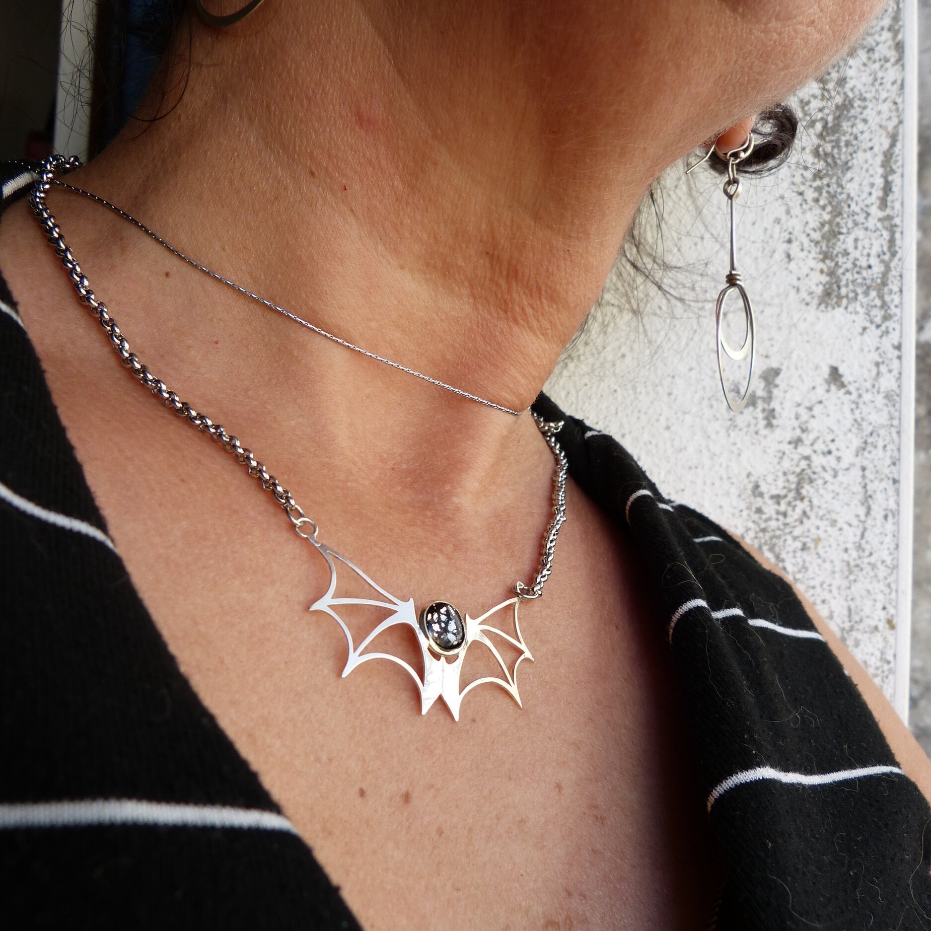 collier chauve-souris dentelle noire Belladone