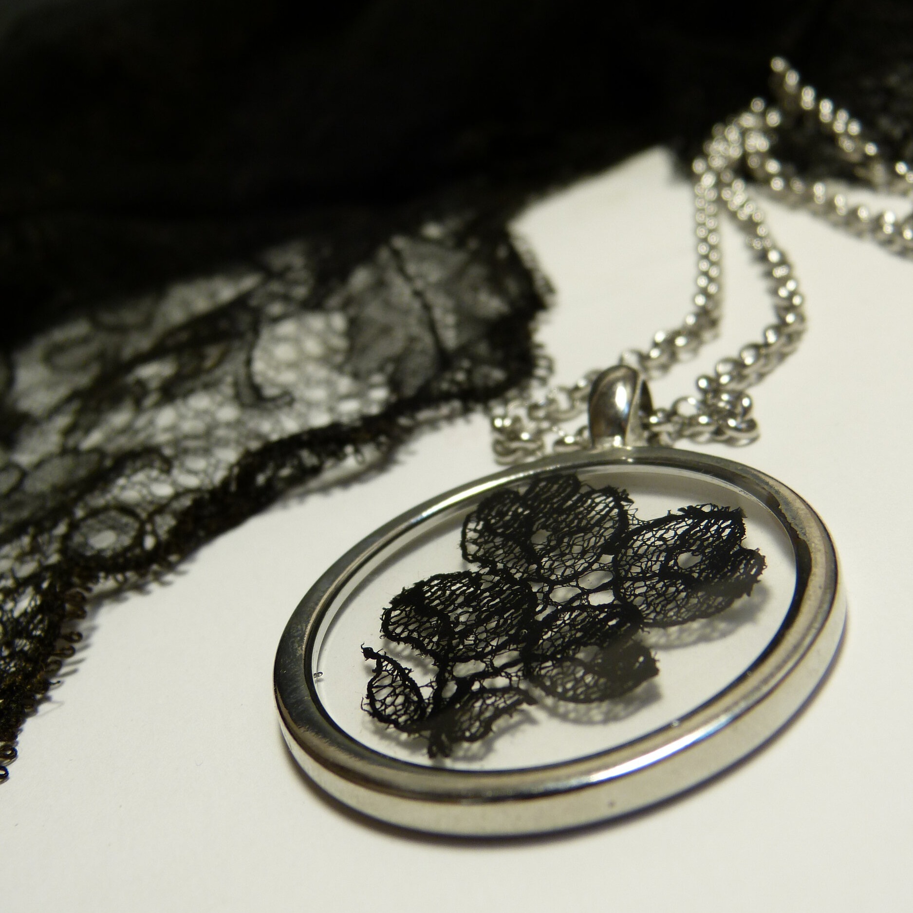 collier-demonia-dentelle-noire-ancienne-belladone