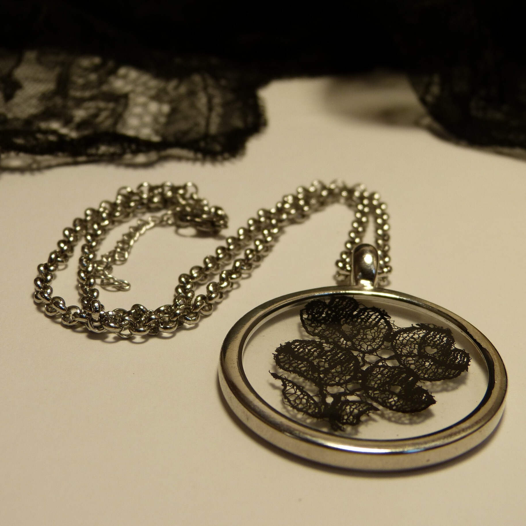 collier-demonia-dentelle-noire-ancienne-belladone