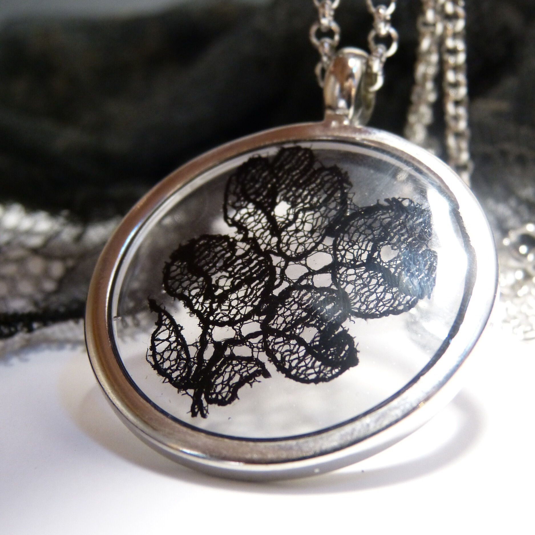 collier-demonia-dentelle-noire-ancienne-belladone