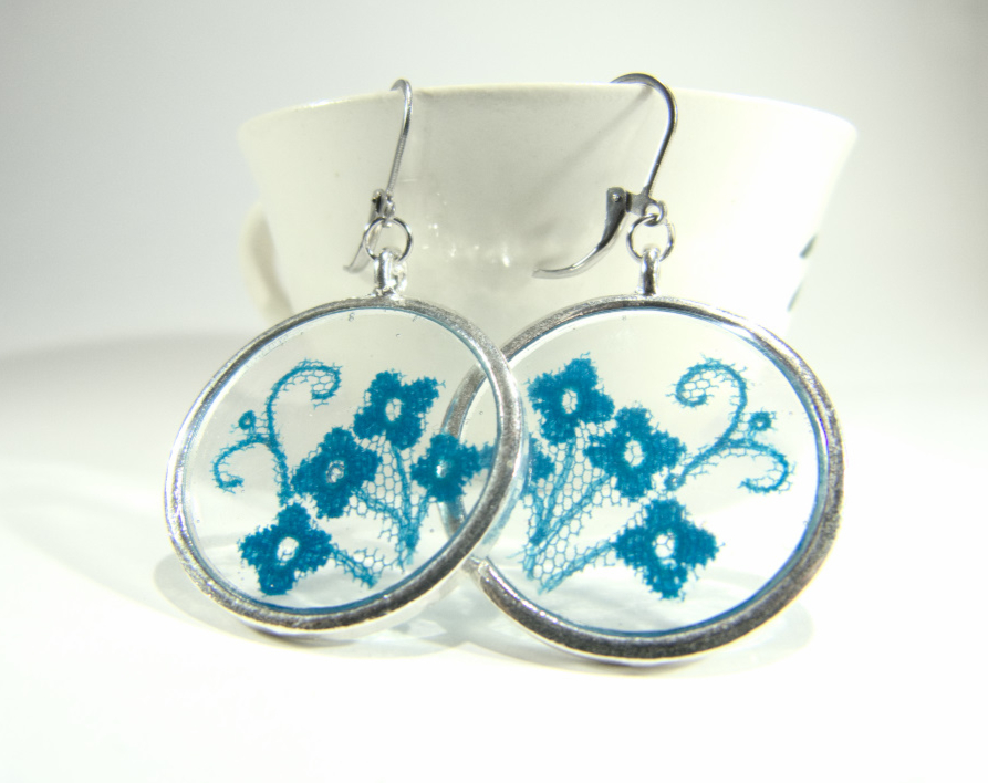 fleur bleue-boucles doreilles rondes transparentes et dentelle bleue