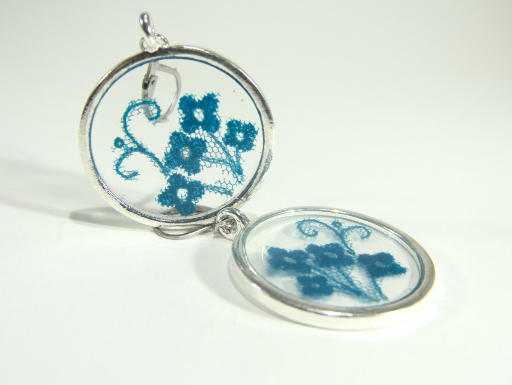 fleur bleue-boucles d'oreilles rondes transparentes et dentelle bleue