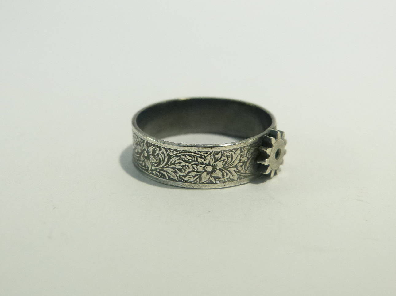 bague gravée fleur et engrenage