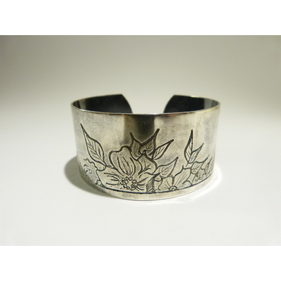 manchette gravée fleur