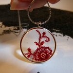 collier rouge dentelle