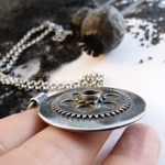 collier-engrenages-argenté-industriel