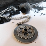 collier-engrenages-argenté-industriel