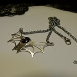 collier chauve-souris dentelle noire Belladone