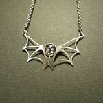 collier chauve-souris dentelle noire Belladone