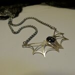 collier chauve-souris dentelle noire Belladone