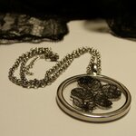 collier-demonia-dentelle-noire-ancienne-belladone