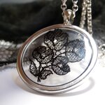 collier-demonia-dentelle-noire-ancienne-belladone