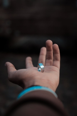 Bague En Tungstène Argenté Sur La Main Gauche Humaine