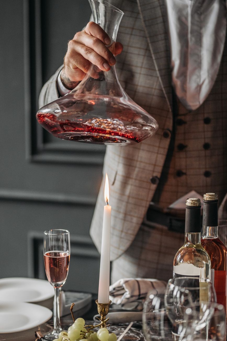 L'art de servir le vin : températures, verres, carafage et conseils de caviste