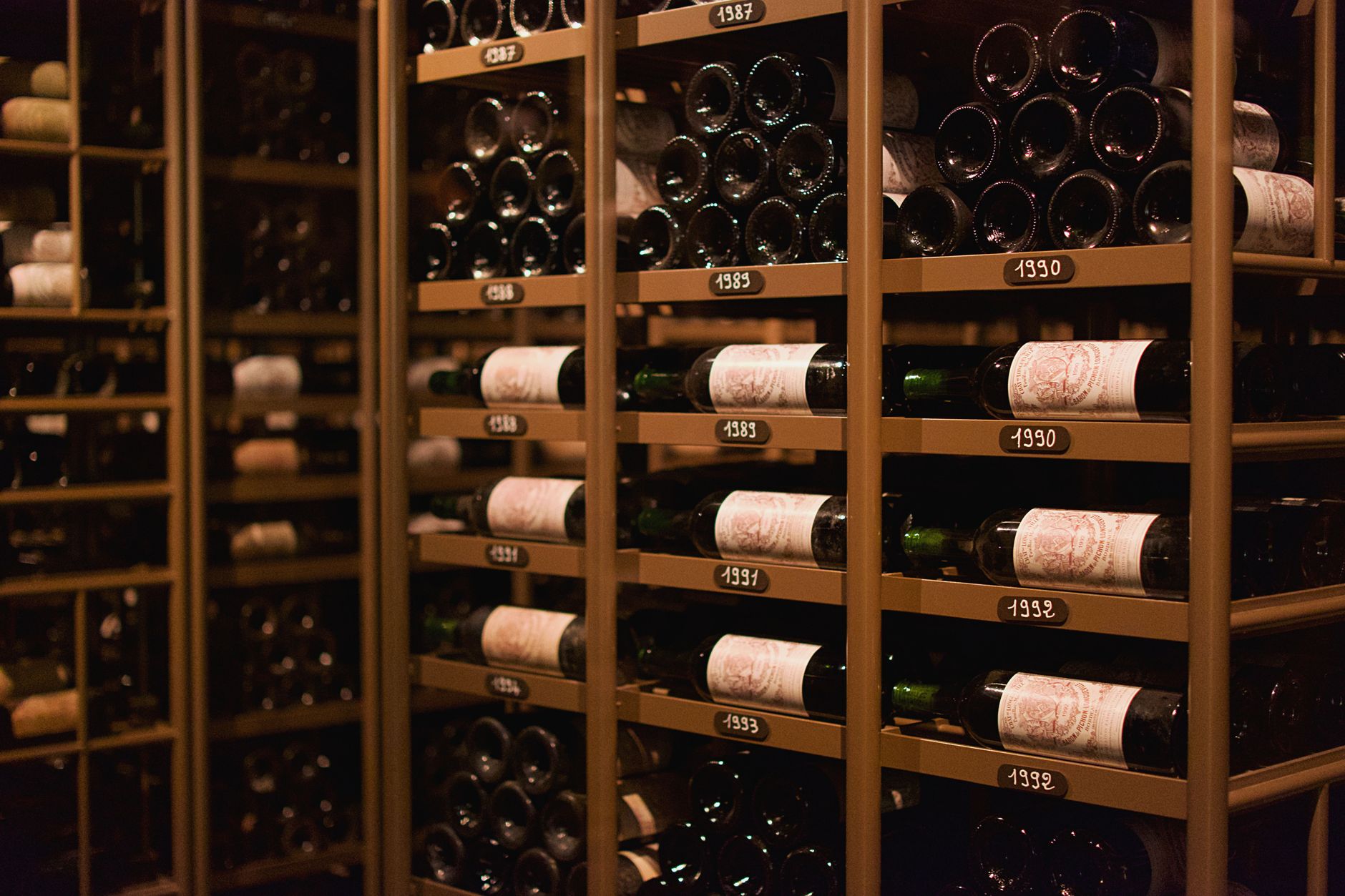 Conserver son vin à la maison : température, rangement, durée de garde et erreurs à éviter