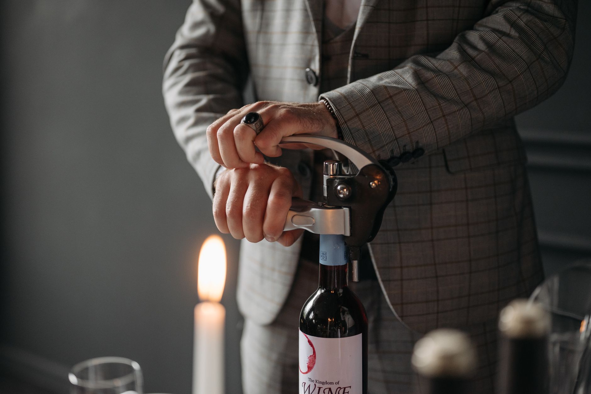 Comment ouvrir une bouteille de vin ? Le guide du caviste