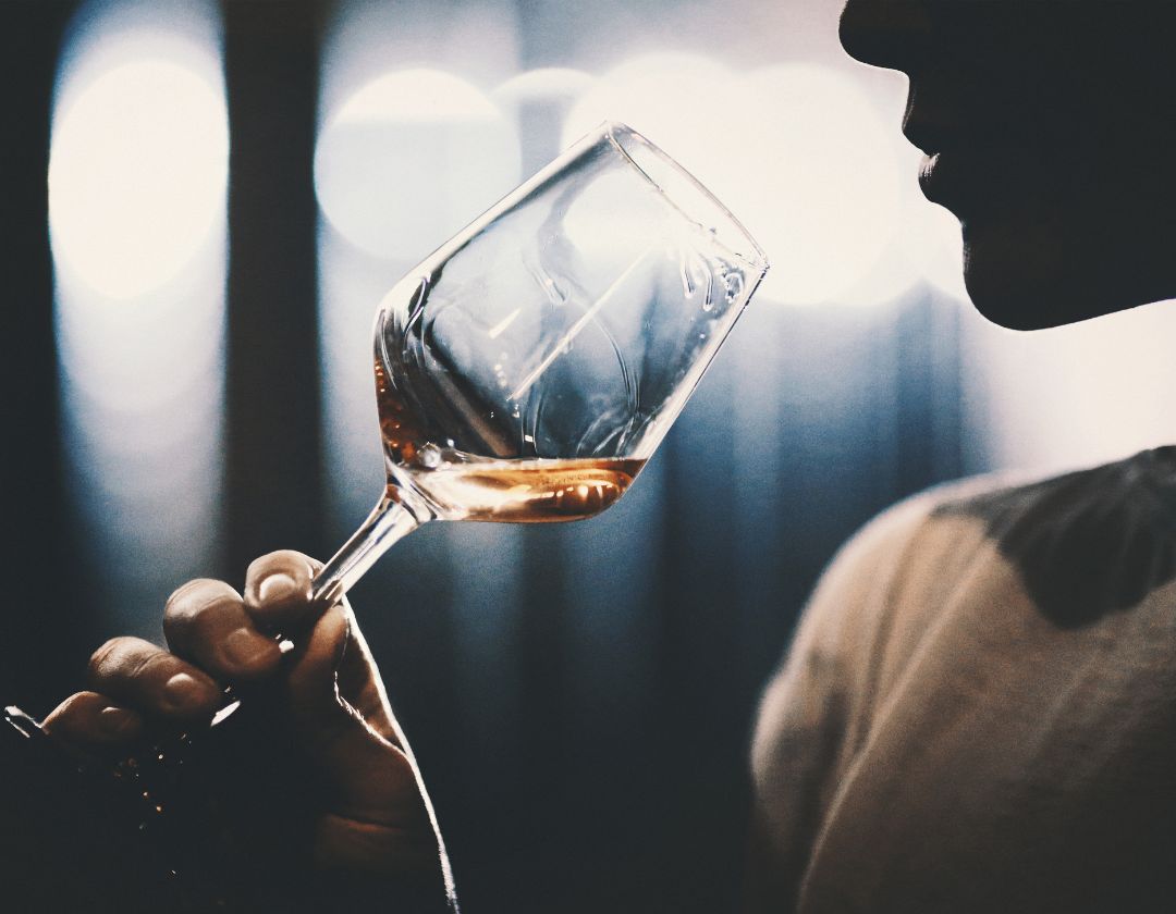 Vin et psychologie : comment notre environnement influence notre perception du vin