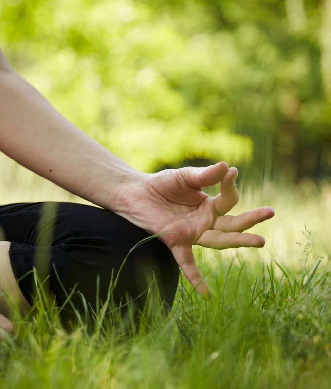 Détente et dégustation : découvrez le phénomène wine yoga