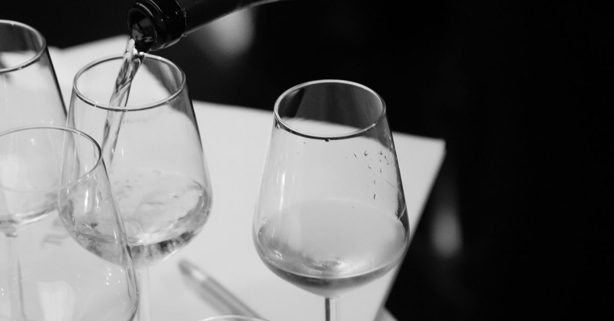 image monochrome de vin elegamment verse dans des verres a une table a manger