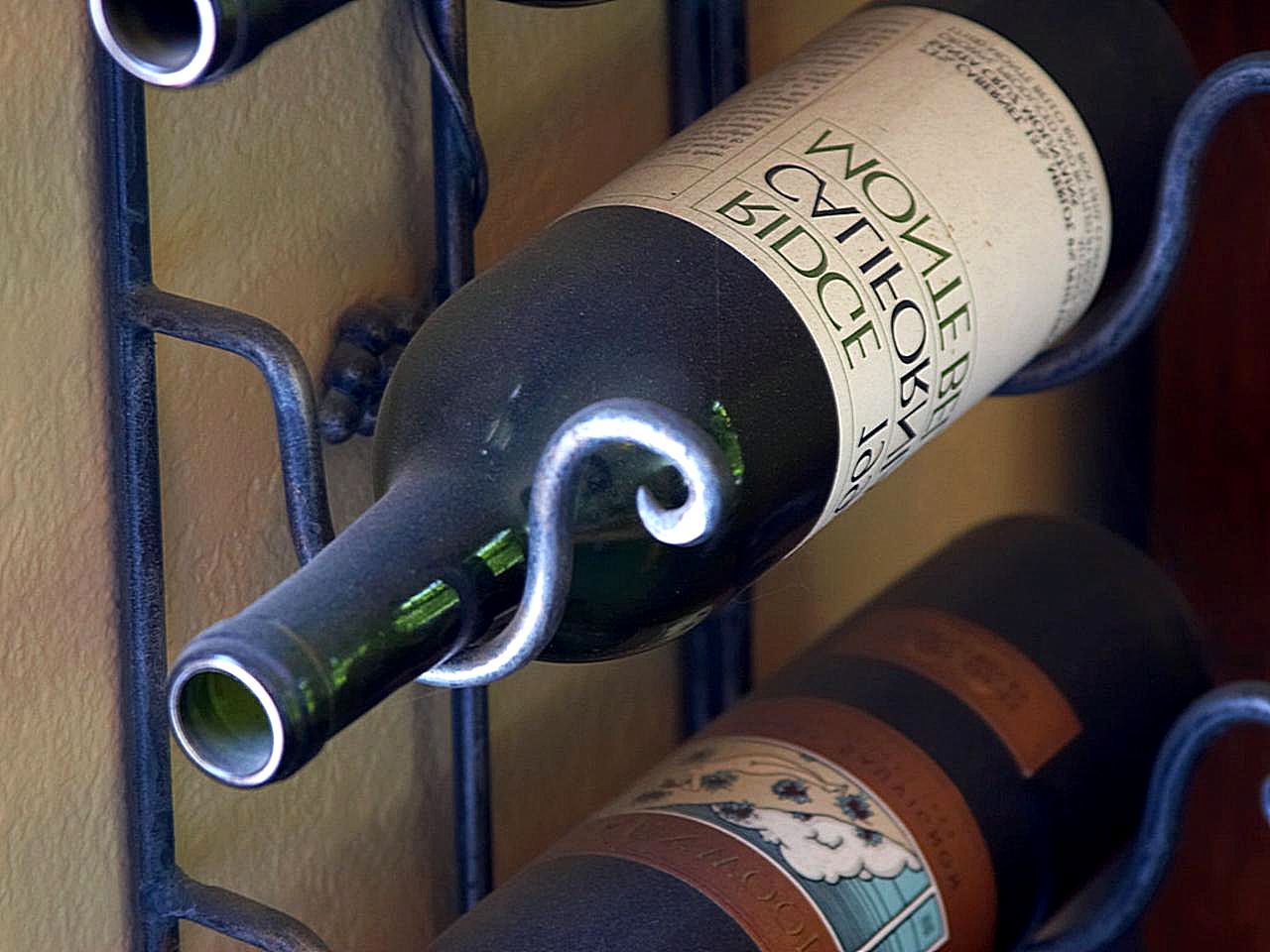Bouteilles de vin conservées dans une cave, illustration du vieillissement des vins