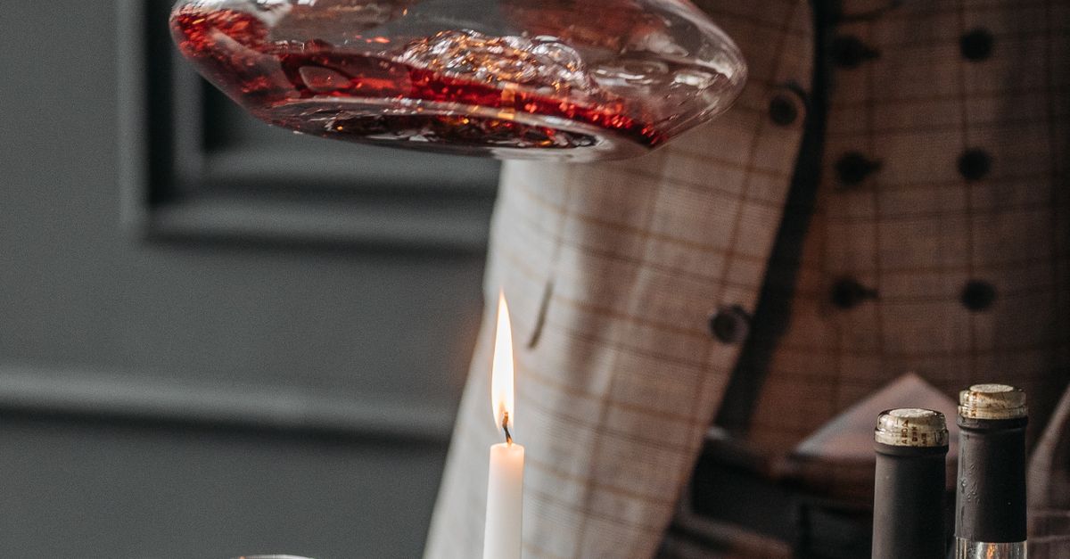 une scene raffinee de decantation de vin lors d un diner aux chandelles intime