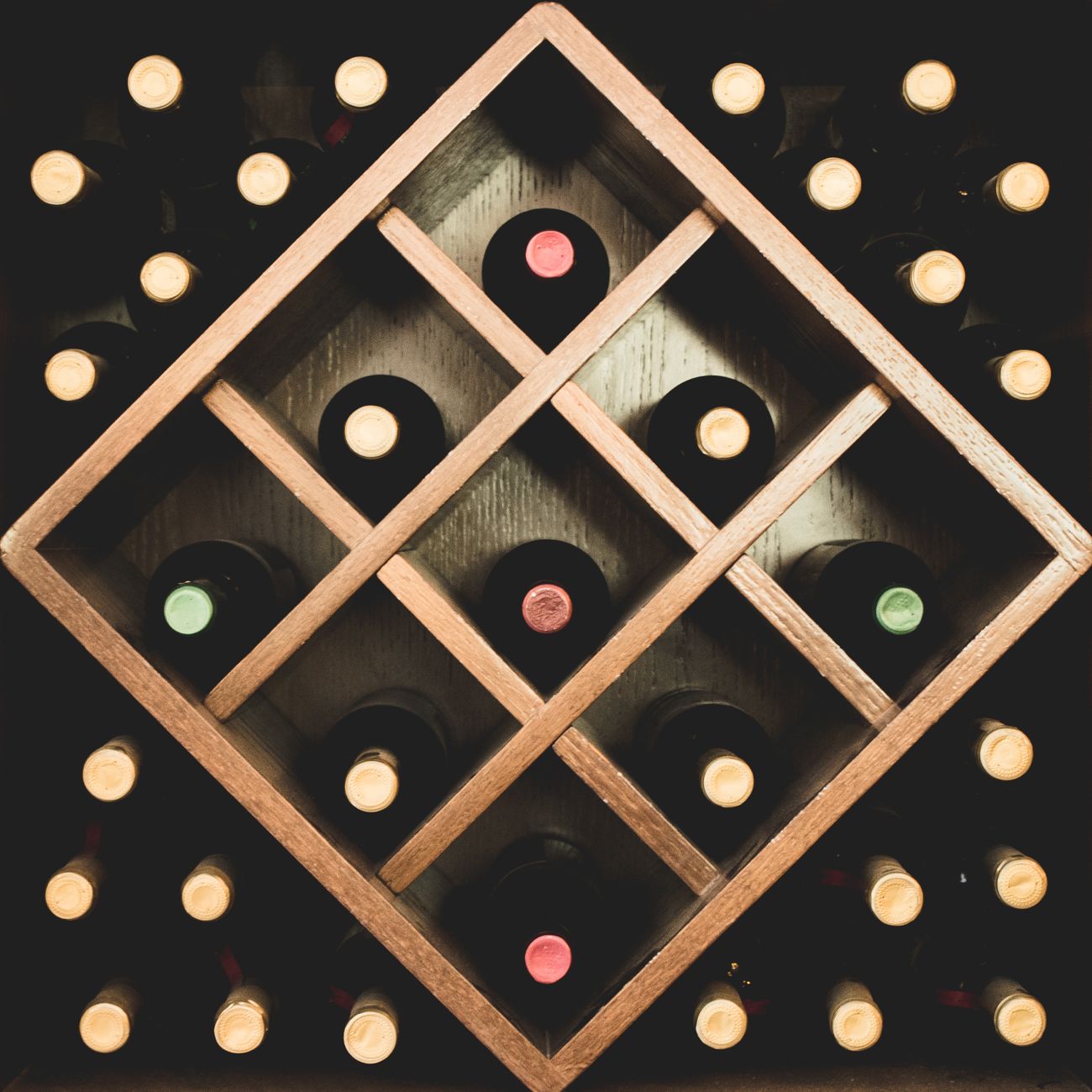 gros plan sur un porte bouteilles de vin affichant divers vins dans un cadre elegant