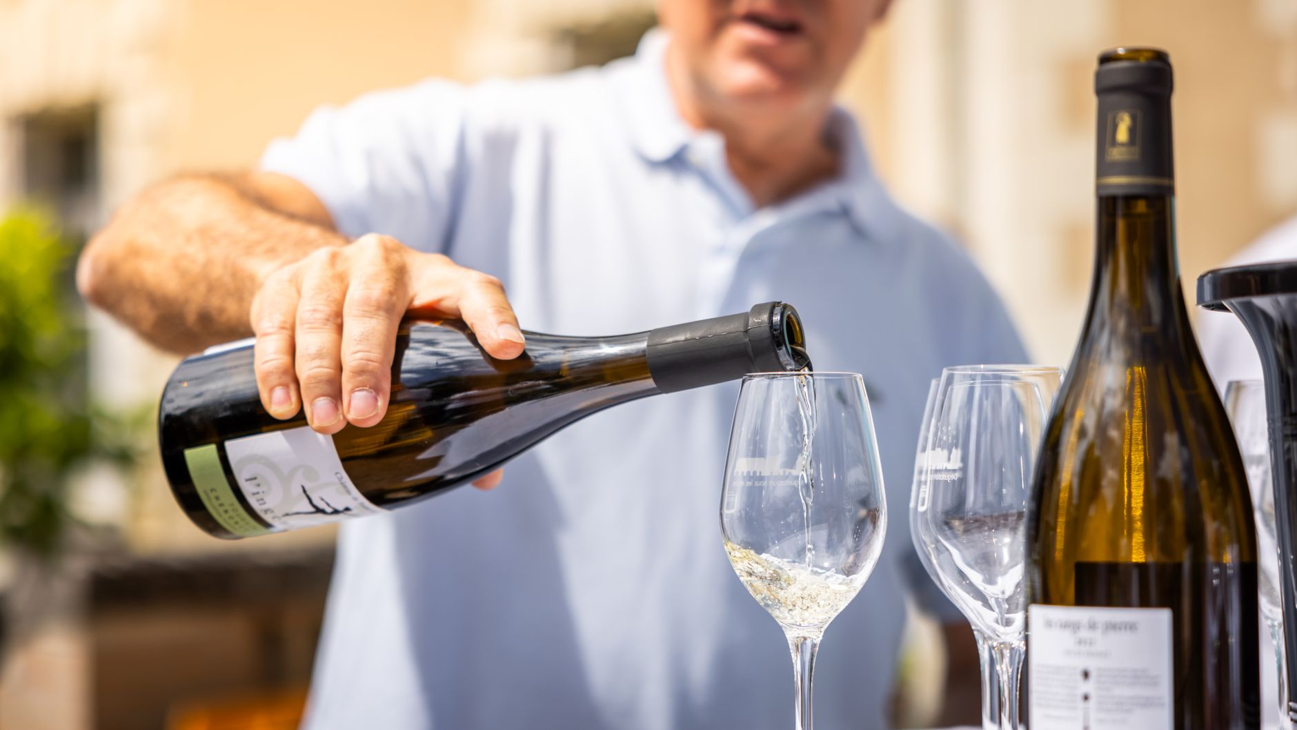 La durée de conservation dépend du type de vin et des conditions après ouverture.