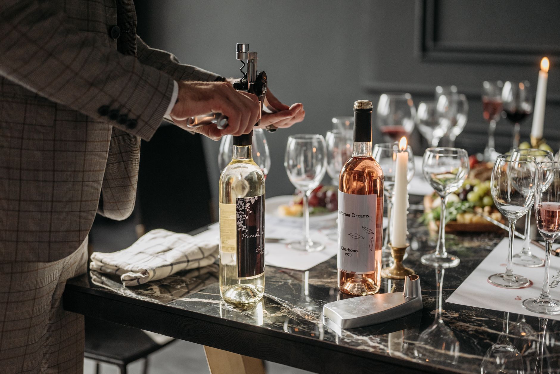 Bien reboucher et conserver au frais permettent de préserver plus longtemps les qualités du vin.