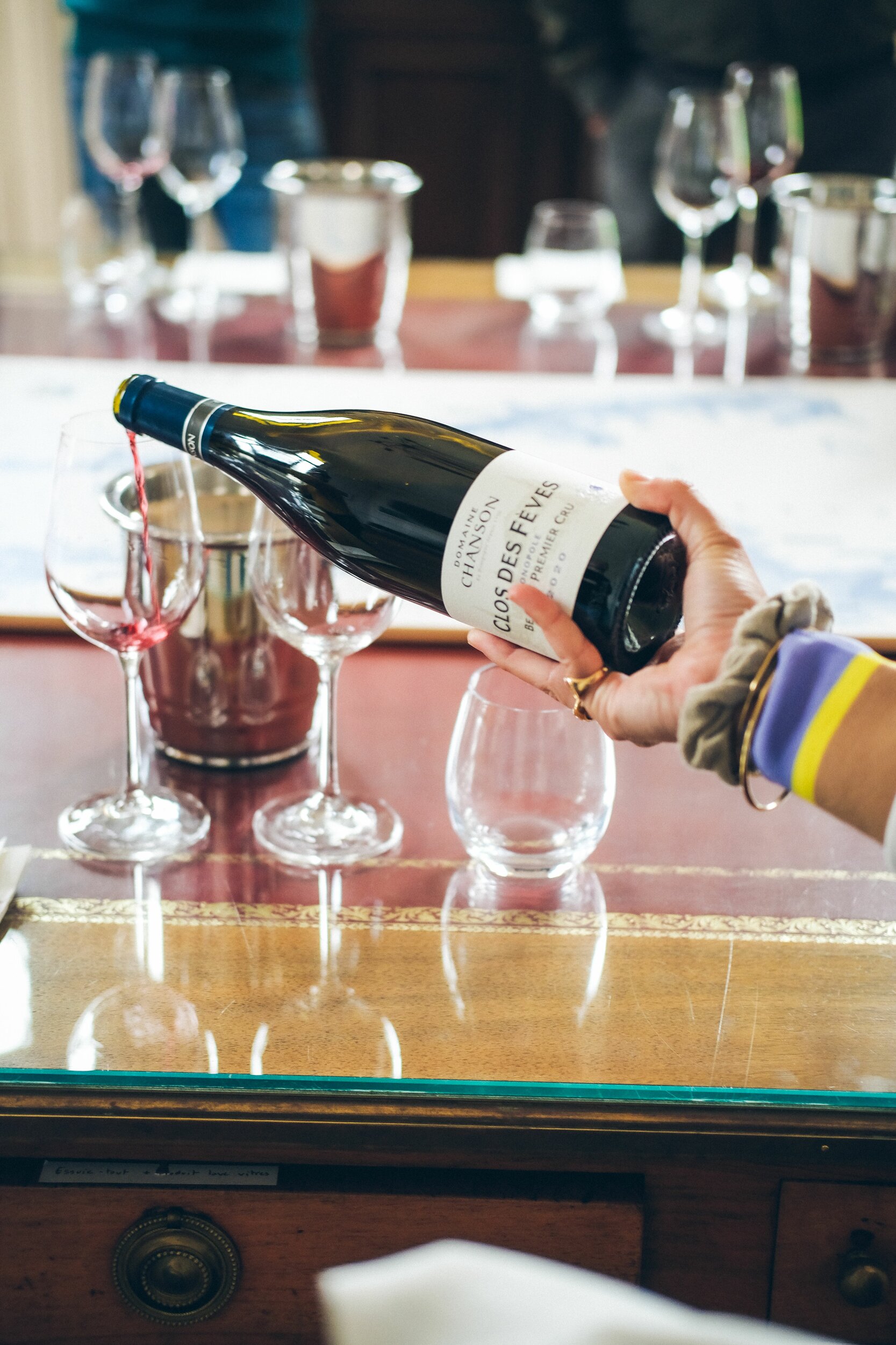 Un service soigné met en valeur les arômes et la fraîcheur du vin.
