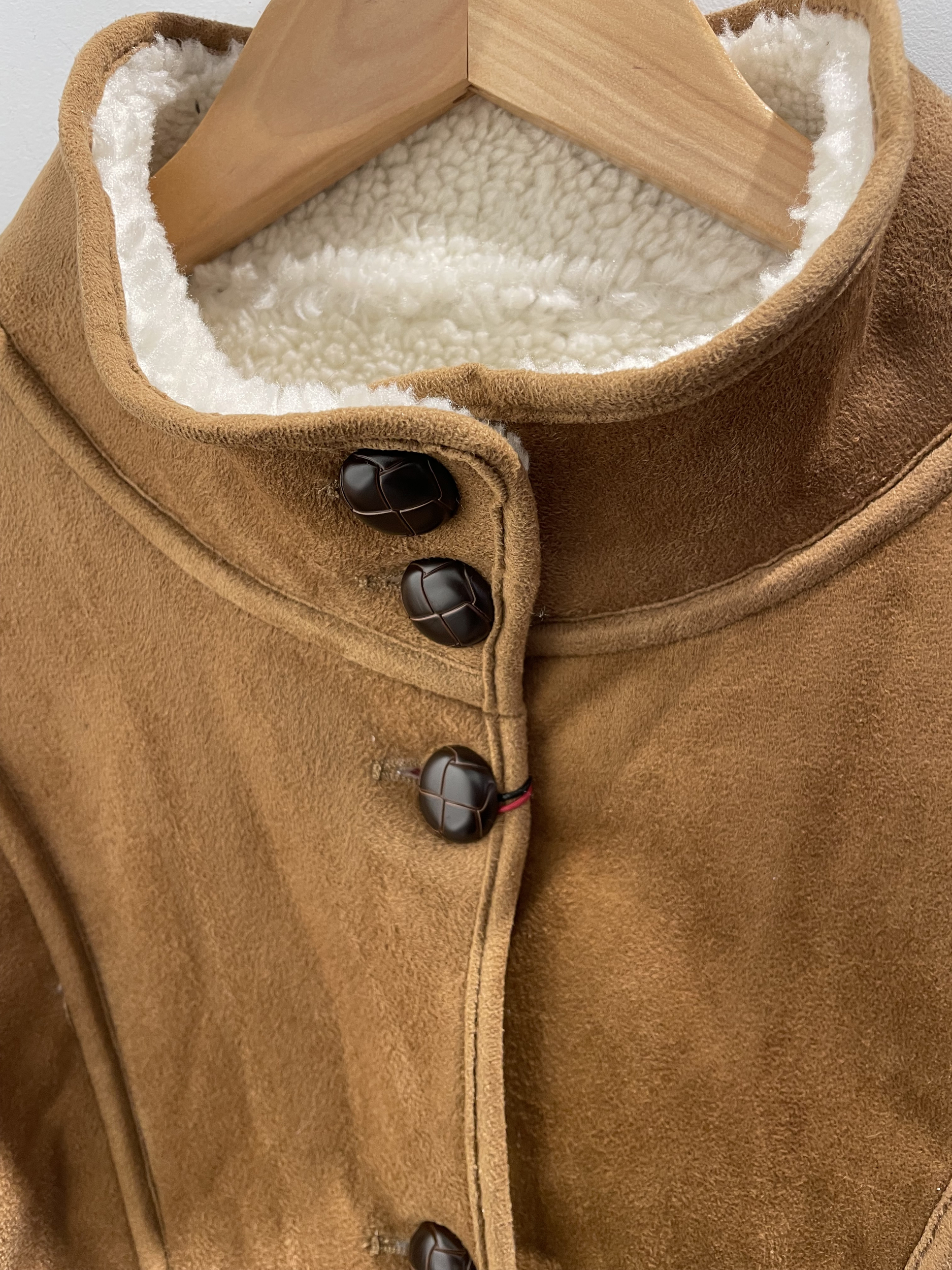 MANTEAU EN PEAU