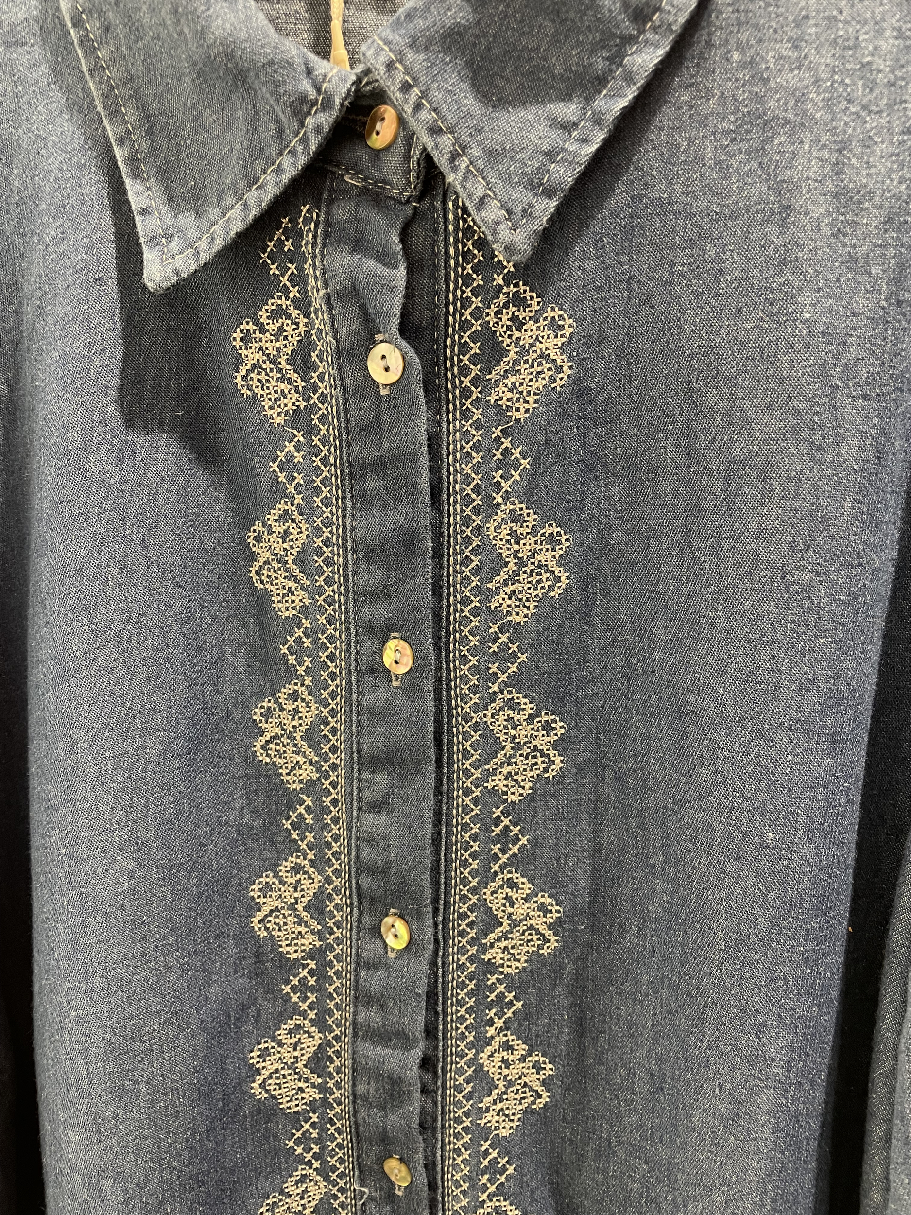 CHEMISE EN JEAN BRODEE 2